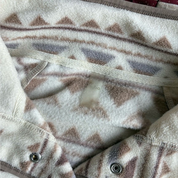 Geometric Patterned Pullover - Picture 3 of 3